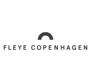 Zien Optiek Hoofddorp onze merken FLEYE COPENHAGEN, FLEYE Copenhagen is een gerenommeerd Deens brillenmerk, opgericht in 2002, dat bekend staat om het combineren van minimalistisch Scandinavisch design met innovatieve, hoogwaardige materialen.