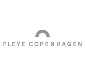 Zien Optiek Hoofddorp onze merken FLEYE COPENHAGEN, FLEYE Copenhagen is een gerenommeerd Deens brillenmerk, opgericht in 2002, dat bekend staat om het combineren van minimalistisch Scandinavisch design met innovatieve, hoogwaardige materialen.